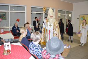 Pevci in Miklavž obiskali stanovalce 2